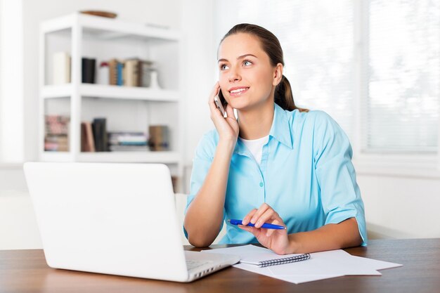 Teléfono trabajando llamando sonriente contador de negocios empresaria