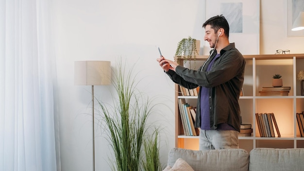 Telefono video chat hogar hombre auriculares reunión móvil