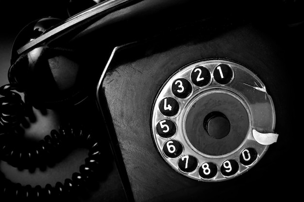 Teléfono vintage en blanco y negro