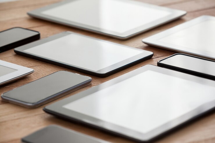 Foto teléfonos móviles y tabletas digitales en la mesa
