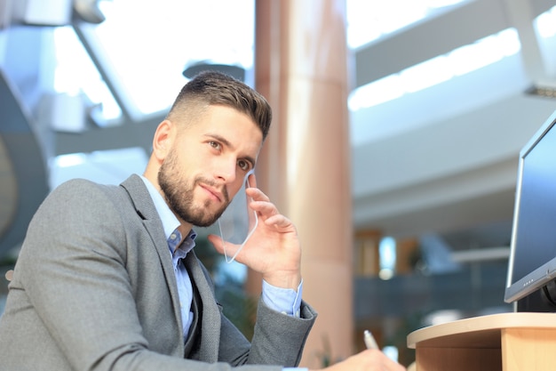 Teléfonos transparentes del concepto futuro, un hombre de negocios caucásico que tiene una llamada con su amigo.