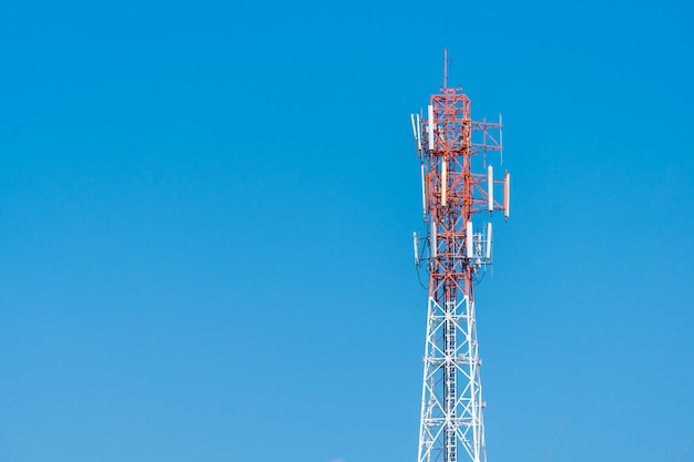 Telefonturm mit blauem Himmelshintergrund. Platz kopieren