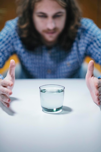 Foto telekinese üben telekinetischer kräfte mit einem glas wasser