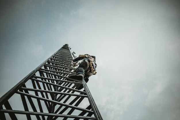 Telekom-Arbeiter klettert auf Antennenturm