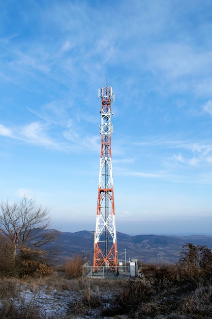 Telekommunikations-Mast TV-Antennen Wireless-Technologie mit blauem Himmel in den Morgen