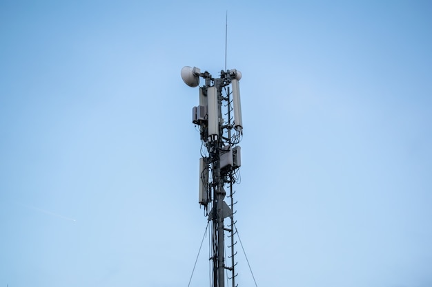 Telekommunikations-Mast TV-Antennen Wireless-Technologie mit blauem Himmel in den Morgen