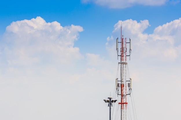 Telekommunikations-Radioantenne und Satellitenturm mit blauem Himmel