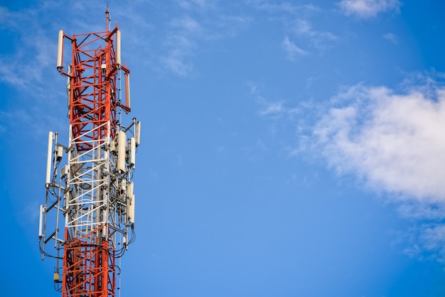Telekommunikationsantenne Handy Signalturm auf Hintergrund des blauen Himmels in Thailand