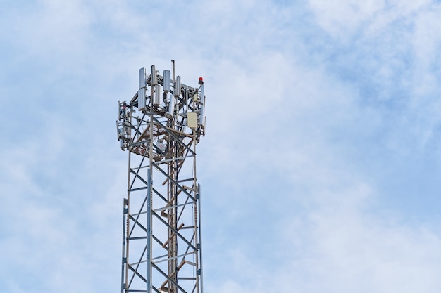 Telekommunikationsantennen mit blauem Himmel