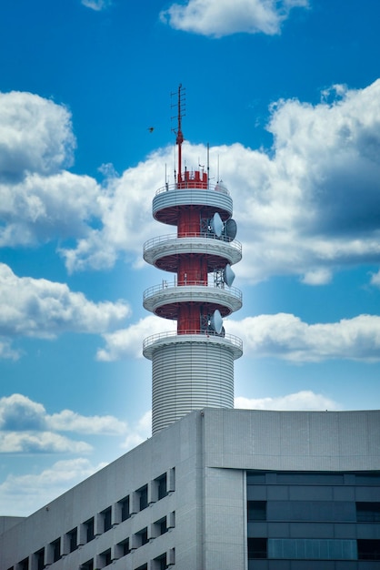 Telekommunikationsantennenturm für Handy mit dem Hintergrund des blauen Himmels