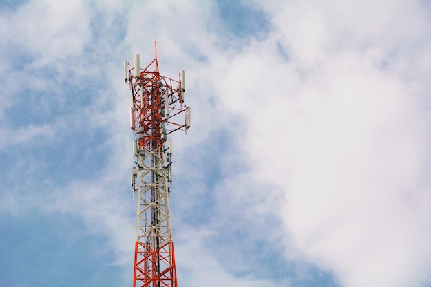 Telekommunikationsmast Fernsehantennen drahtlose Technologie unter blauem Himmel mit Wolke