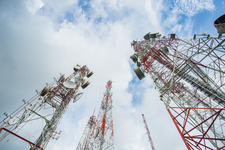 Telekommunikationsmast TV-Antennen drahtlose Technologie mit blauem Himmel am Morgen