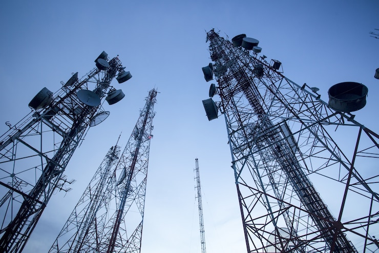 Telekommunikationsmast TV-Antennen mit blauem Himmel am Morgen