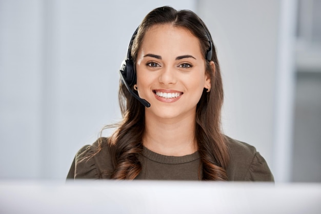 Foto telekommunikationsporträt oder glückliche frau im technischen support des callcenters, die über das mikrofon spricht oder spricht. kommunikationsgesicht oder freundlicher berater im telemarketing-kundendienst-helpdesk