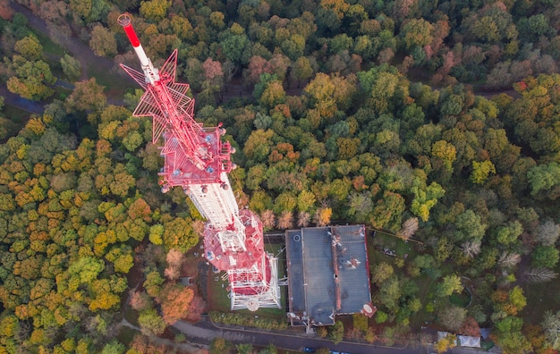 Telekommunikationsturm für Mobiltelefondienst und drahtlose 5g-Kommunikation. Vor dem Hintergrund des Waldes