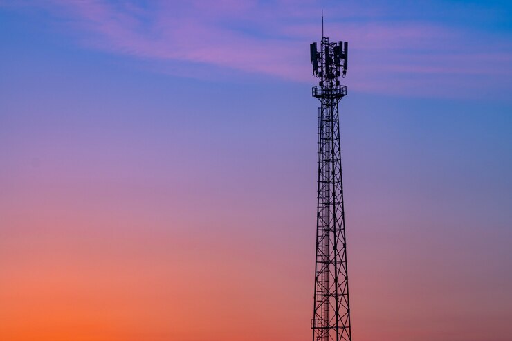 Foto telekommunikationsturm im abendhimmel. silhouette telefonantenne.