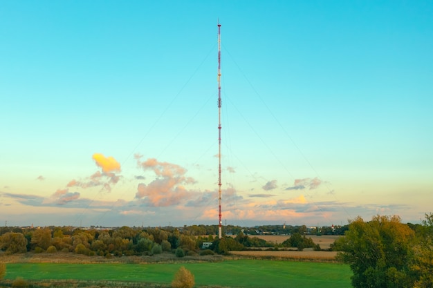 Telekommunikationsturm mit Antennen auf blauem Himmelshintergrund