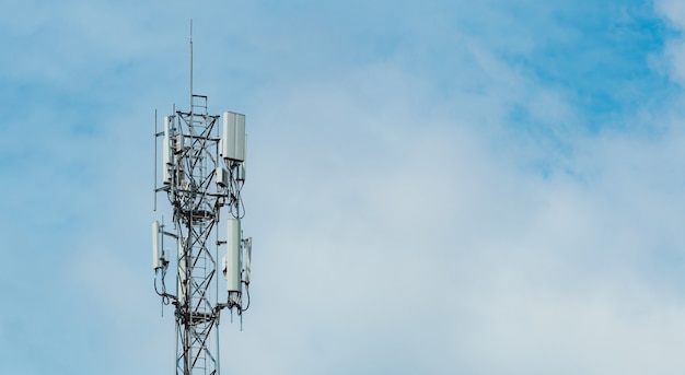 Telekommunikationsturm mit blauem Himmel und weißem Wolkenhintergrund Antenne auf blauem Himmel Funk- und Satellitenmastkommunikation