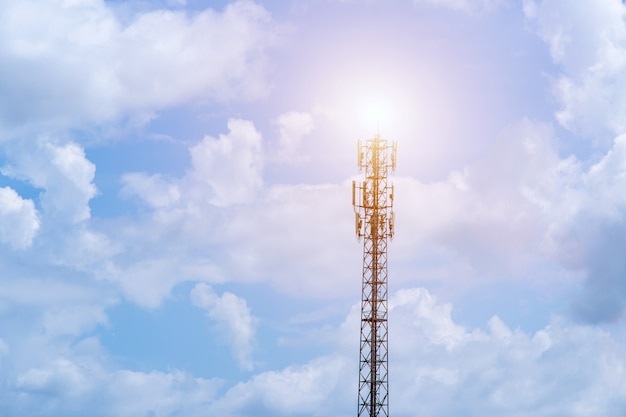 Telekommunikationsturm mit Hintergrund des blauen Himmels und der weißen Wolken, Satellitenpfostenkommunikationstechnologie.