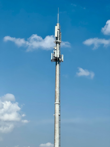 Telekommunikationsturm von 4G- und 5G-Mobilfunkantennensender für drahtlose Kommunikation Telekommunikationsturm mit Antennen Makro-Basisstation