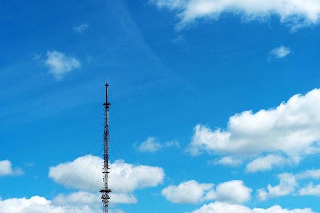 Telekommunikationsturm von 4G- und 5G-Mobilfunkzellen-Standort-Basisstation Drahtloser Kommunikationsantennensender Telekommunikationsturm mit Antennen vor blauem Himmelshintergrund