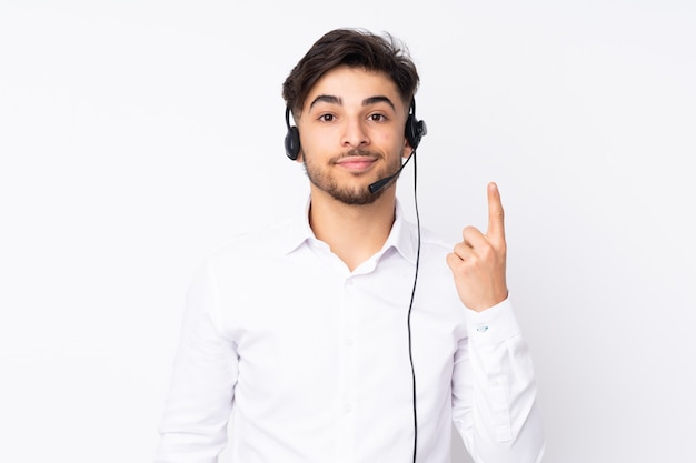 Telemarketer Araber Mann, der mit einem Headset auf weißer Wand arbeitet, die mit dem Zeigefinger eine große Idee zeigt