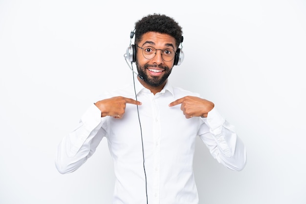 Telemarketer Brasilianischer Mann, der mit einem Headset arbeitet, isoliert auf weißem Hintergrund mit überraschendem Gesichtsausdruck