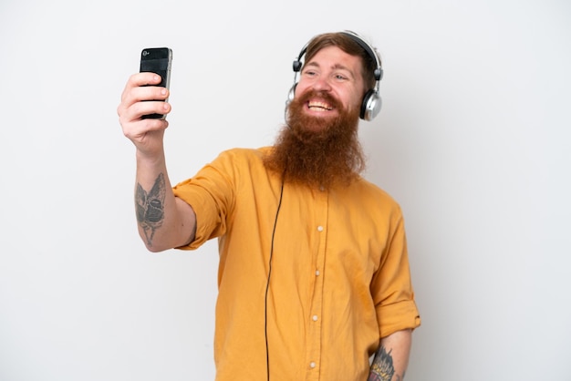 Telemarketer hombre aislado sobre fondo blanco haciendo un selfie