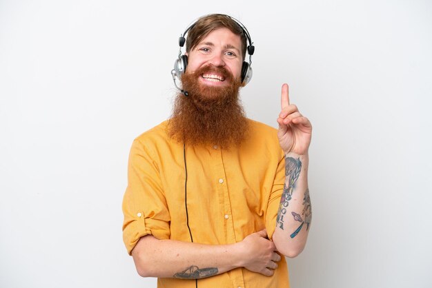 Telemarketer hombre aislado sobre fondo blanco mostrando y levantando un dedo en señal de lo mejor