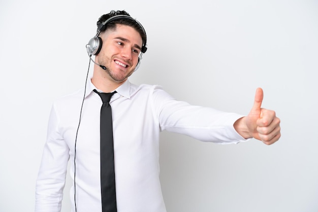 Telemarketer hombre caucásico aislado sobre fondo blanco dando un pulgar hacia arriba gesto