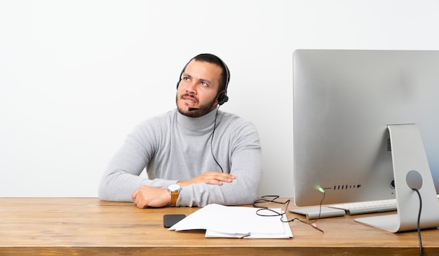 Telemarketer hombre colombiano con expresión facial confusa.