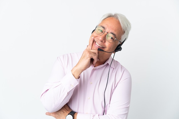 Telemarketer hombre de mediana edad que trabaja con un auricular aislado feliz y sonriente