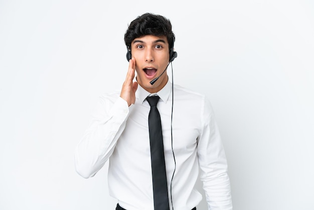 Telemarketer hombre trabajando con un auricular aislado sobre fondo blanco con sorpresa y expresión facial conmocionada