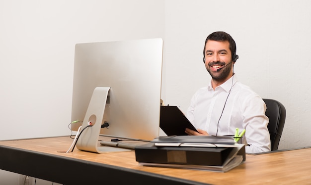 Telemarketer homem em um escritório