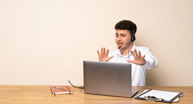 Telemarketer homem nervoso esticando as mãos para a frente