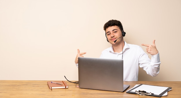 Telemarketer homem orgulhoso e satisfeito