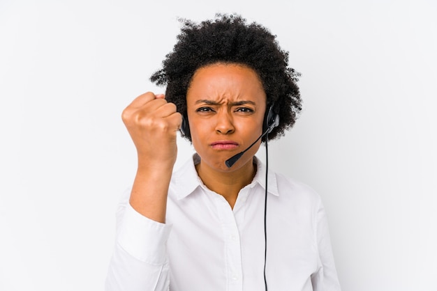 Telemarketer joven mujer mostrando puño