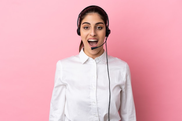 Telemarketer joven sobre antecedentes aislados con expresión facial sorpresa