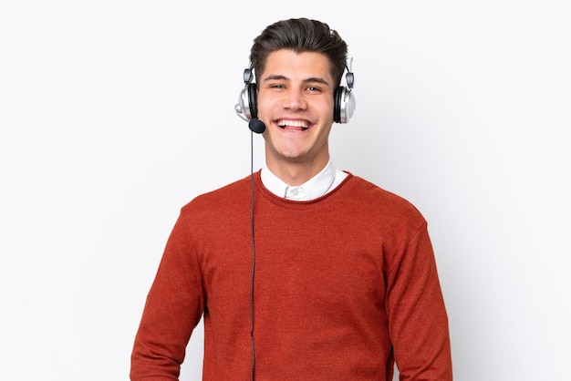Telemarketer kaukasischer Mann, der mit einem Headset arbeitet, isoliert auf weißem Hintergrund, lachend