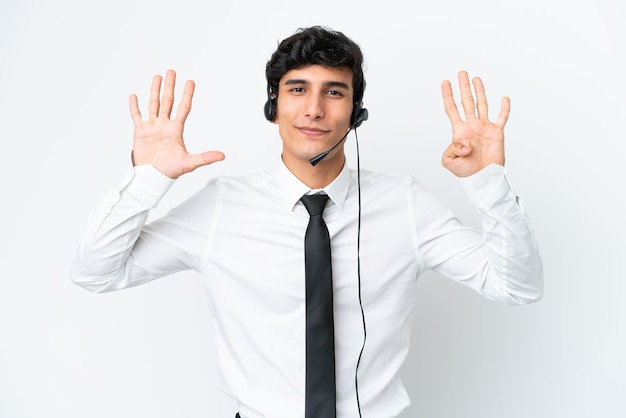 Telemarketer-Mann, der mit einem Headset arbeitet, das auf weißem Hintergrund isoliert ist und neun mit den Fingern zählt