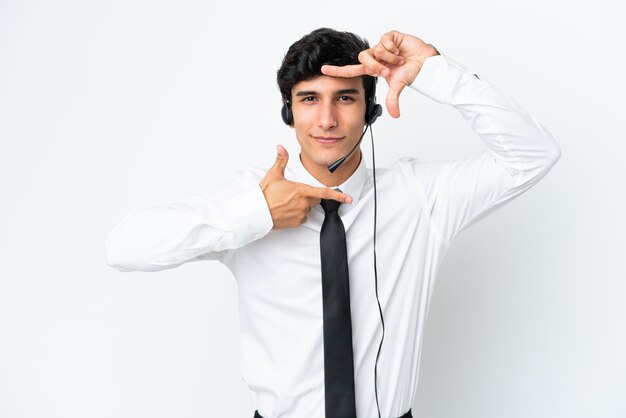 Telemarketer-Mann, der mit einem Headset arbeitet, das auf weißem Hintergrund isoliert ist und sich auf das Framing-Symbol des Gesichts konzentriert