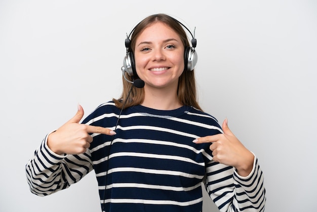 Telemarketer mujer caucásica que trabaja con un auricular aislado sobre fondo blanco orgullosa y satisfecha