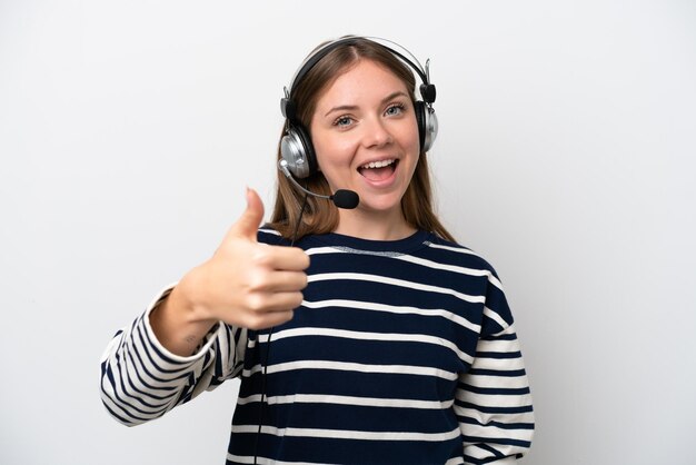 Telemarketer mujer caucásica que trabaja con un auricular aislado sobre fondo blanco con los pulgares hacia arriba porque algo bueno ha sucedido