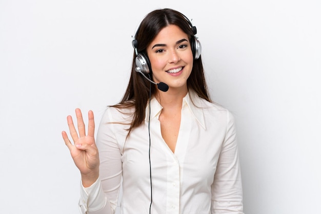 Telemarketer mujer caucásica trabajando con un auricular aislado sobre fondo blanco feliz y contando cuatro con los dedos