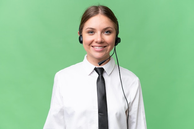 Telemarketer mujer caucásica trabajando con un auricular sobre fondo aislado sonriendo mucho