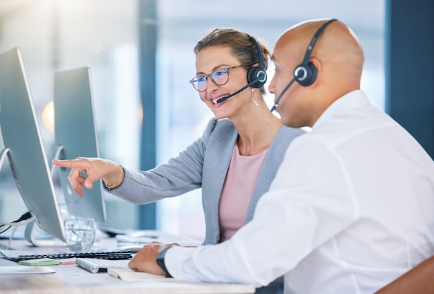 Telemarketing de agente de call center e colega representante de vendas com computador desktop falando mostrando ou olhando para aplicativo de software on-line ou site Gerente de agência de negócios global discutindo trabalho