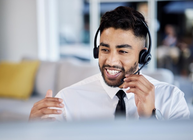 Telemarketing de call center e homem com comunicação de atendimento ao cliente e crm com fones de ouvido Consultor ou agente feliz por pessoa do sexo masculino com fone de ouvido profissional ou suporte técnico com vendas de telecomunicações