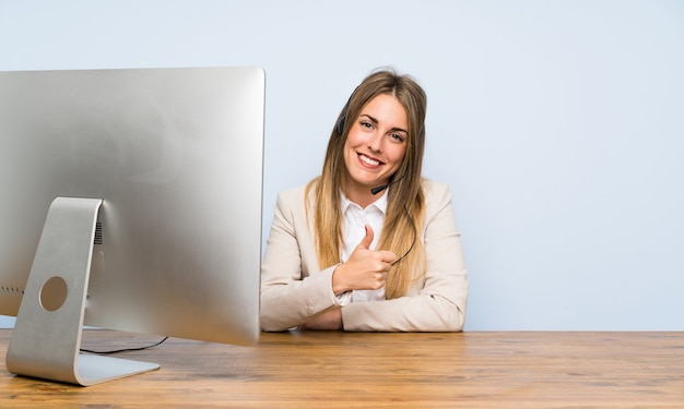 Telemarketing jovem mulher dando um polegar para cima gesto