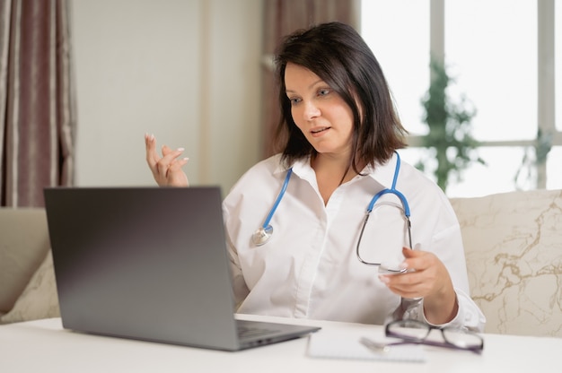 Telemedicina Médica online, falando emocionalmente, videochamada médica fornece consulta online