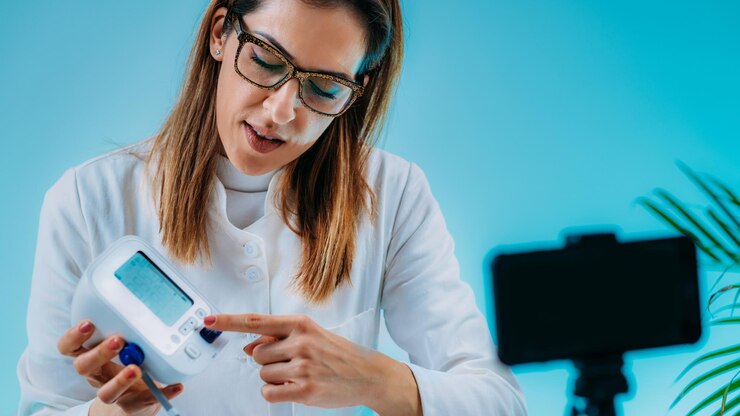 Foto telemedicina médico que tiene una sesión de conferencia virtual con el paciente y demuestra cómo medir la presión arterial